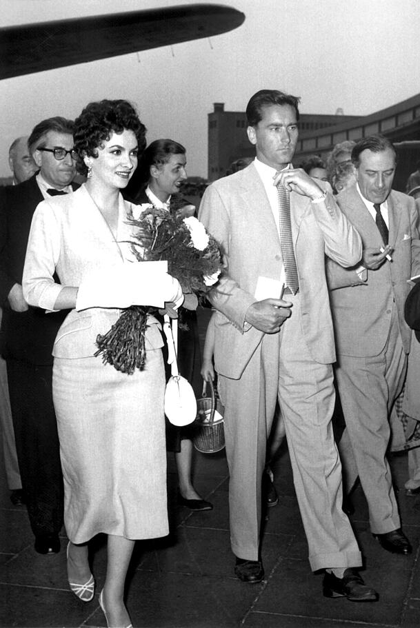 Gina Lollobrigida und ihr damaliger Mann, der jugoslawische Arzt Mirko Skofic, auf dem Flughafen Tempelhof in Berlin im Juni 1954. Gina Lollobrigida und ihr damaliger Mann, der jugoslawische Arzt Mirko Skofic, auf dem Flughafen Tempelhof in Berlin im Juni 1954.