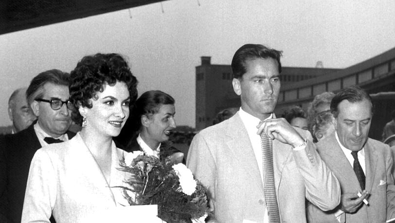 Gina Lollobrigida und ihr damaliger Mann, der jugoslawische Arzt Mirko Skofic, auf dem Flughafen Tempelhof in Berlin im Juni 1954. Gina Lollobrigida und ihr damaliger Mann, der jugoslawische Arzt Mirko Skofic, auf dem Flughafen Tempelhof in Berlin im Juni 1954.