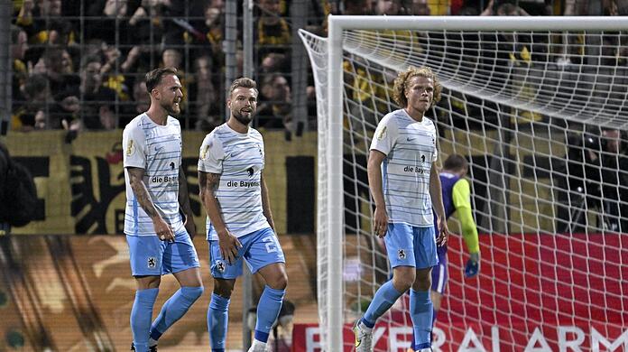 Zwischen BVB und Oldenburg - von links: Rieder, Deichmann, Verlaat.
