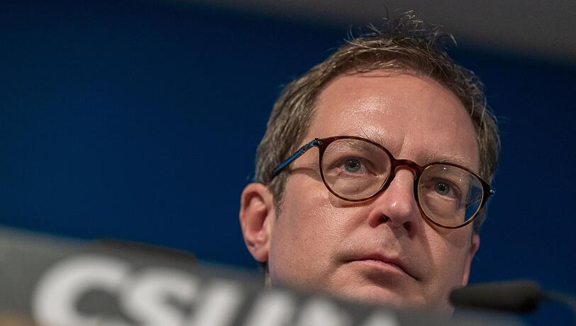 Martin Huber, CSU-Generalsekretär, nimmt nach der Sitzung des CSU-Vorstand an einer Pressekonferenz in der Landesleitung seiner Partei teil.