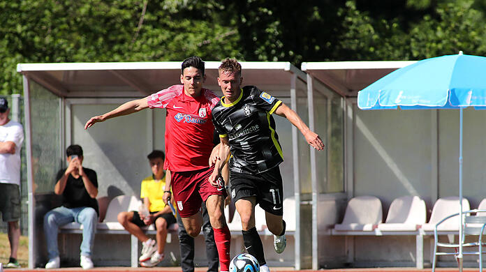 Wasserburg, Deutschland 25. Juni 2023: Fussball, Herren, 3.Liga, Saison 2023/2024, TSV 1880 Wasserburg - TSV 1860 MÃ¼nchen, Testspiel Bruno Ferreira li. mit Fabian Greilinger TSV 1860 MÃ¼nchen re. im Zweikampf *** Wasserburg, Germany 25 June 2023 football, men, 3 league, season 2023 2024, TSV 1880 Wasserburg TSV 1860 Munich, test match Bruno Ferreira li with Fabian Greilinger TSV 1860 Munich r in duel