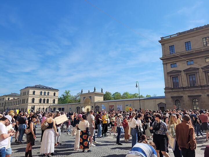 München: "Marsch fürs Leben" vs Pro Choice De "Marsch fürs Leben" vs Pro Choice Demo: Die AZ war live bei der Demo der Abtreibungsgegner und der Gegendemo in München
