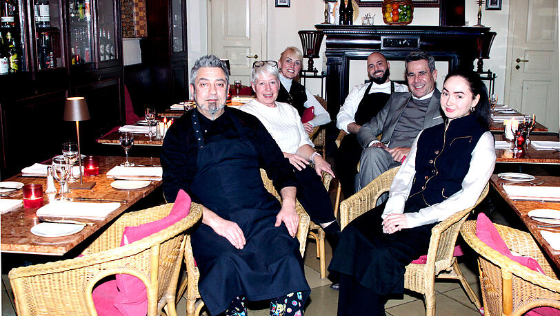 Laden im März zur "Ess-Klasse" ins Gandl (v. l.): Koch Simone Palermo, Luna Weidner, Corinna Hermann, Alexander Lutz, Felicitas John und Koch Francesco Mercuri.