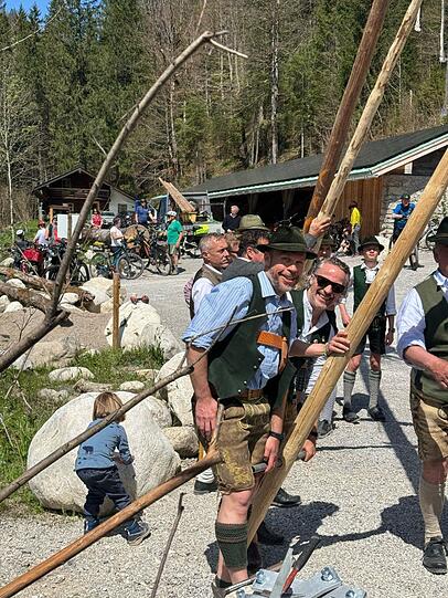 Beim Aufstellen: Johannes Rabl (M.) hat seinen Maibaum wieder.
