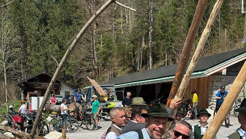 Beim Aufstellen: Johannes Rabl (M.) hat seinen Maibaum wieder. Beim Aufstellen: Johannes Rabl (M.) hat seinen Maibaum wieder.
