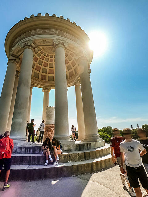 Der Monopteros im Englischen Garten thront auf einem k&uuml;nstlichen H&uuml;gel und dient als Aussichtspunkt. Ludwig I. beauftragte den Bau des Ziertempels, der ab 1833 nach Pl&auml;nen von Leo von Klenze entstand und seitdem zum M&uuml;nchner Stadtbild geh&ouml;rt.