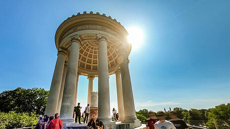 Der Monopteros im Englischen Garten thront auf einem künstlichen Hügel und dient als Aussichtspunkt. Ludwig I. beauftragte den Bau des Ziertempels, der ab 1833 nach Plänen von Leo von Klenze entstand und seitdem zum Münchner Stadtbild gehört.
