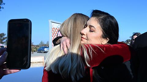 Wirtschaftsministerin Reiche umarmt eine &Uuml;berlebende des 7. Oktober.