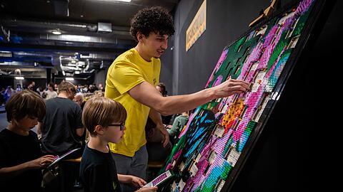 Gro&szlig;e Ideen entstehen im Team &ndash; gemeinsam ein farbenfrohes LEGO-Kunstwerk erschaffen!