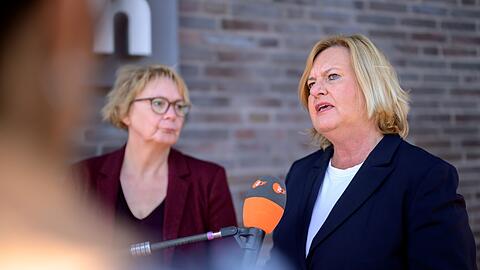 Bremens Innensenatorin, Eva H&ouml;gl (SPD) und die nieders&auml;chsische Innenministerin, Daniela Behrens (SPD), nahmen von Cuxhaven aus an der Telefonkonferenz teil.