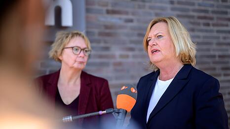 Bremens Innensenatorin, Eva H&ouml;gl (SPD) und die nieders&auml;chsische Innenministerin, Daniela Behrens (SPD), nahmen von Cuxhaven aus an der Telefonkonferenz teil.