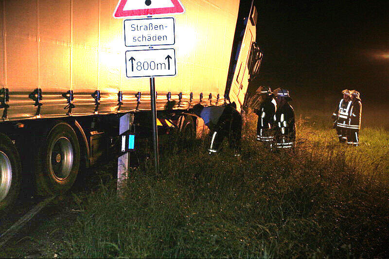 Schrecklicher Unfall bei Rott am Inn: Ein Pkw-Fahrer prallte aus noch ungeklärter Ursache frontal gegen einen Lkw. Der Pkw-Fahrer wurde bei dem Aufprall sofort getötet und  im Fahrzeug eingeklemmt. Fünf Stunden versuchten Hilfskräfte der Feuerwehr, das Opfer zu bergen. Die Bilder.