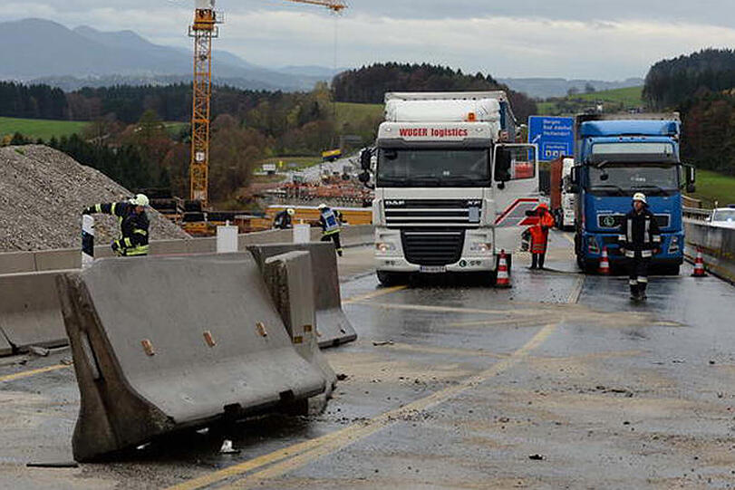 Die A8 in Richtung Salzburg ist auf Höhe Bergen vollständig gesperrt gewesen: Ein Lkw war gegen eine Leitplanke gerast. Außerdem ist Diesel und Benzin ausgelaufen. Die Bilder.