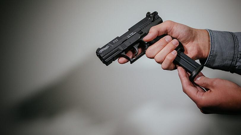 Die Polizei geht davon aus, dass der Täter eine Schreckschusswaffe benutzte. (Symbolbild)