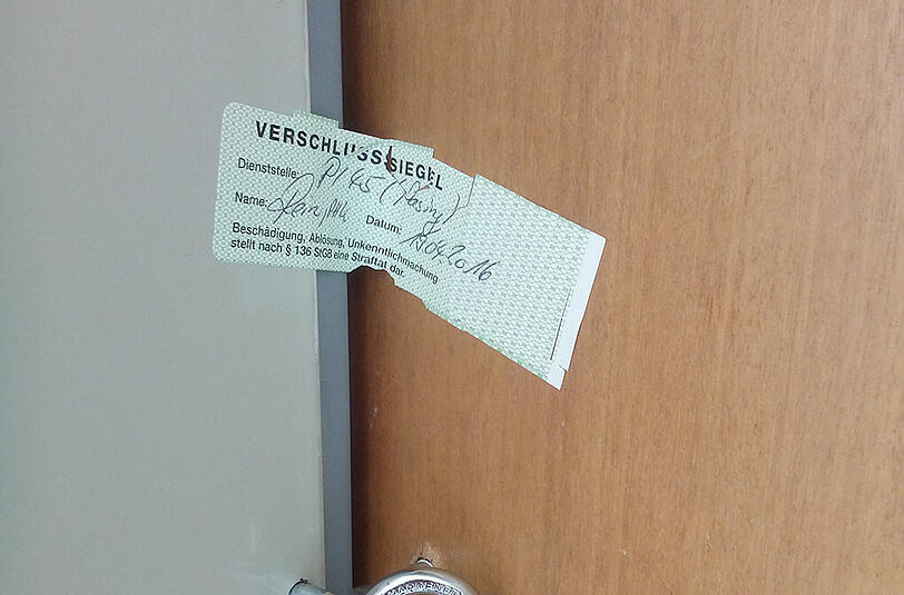 Die Wohnungstür der Familie in Pasing ist von der Polizei verschlossen und versiegelt worden.