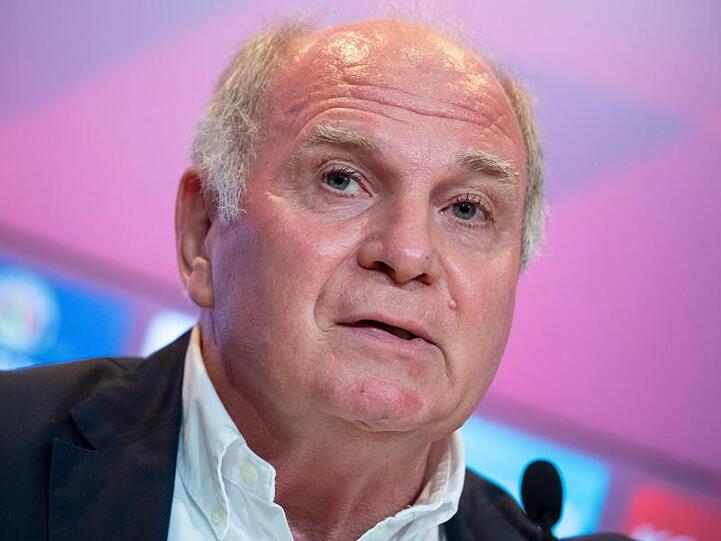 Uli Hoeneß nimmt an einer Pressekonferenz teil. Foto: Sven Hoppe/dpa/Archivbild