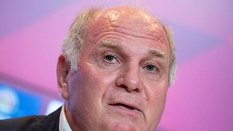 Uli Hoeneß nimmt an einer Pressekonferenz teil. Foto: Sven Hoppe/dpa/Archivbild