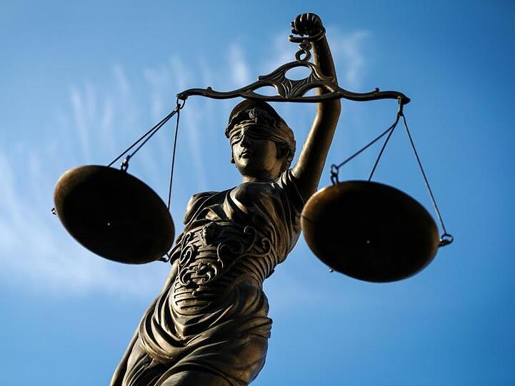 Eine Statue der Justitia hält eine Waage in ihrer Hand. Foto: David-Wolfgang Ebener/dpa