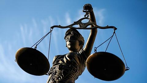 Eine Statue der Justitia hält eine Waage in ihrer Hand. Foto: David-Wolfgang Ebener/dpa