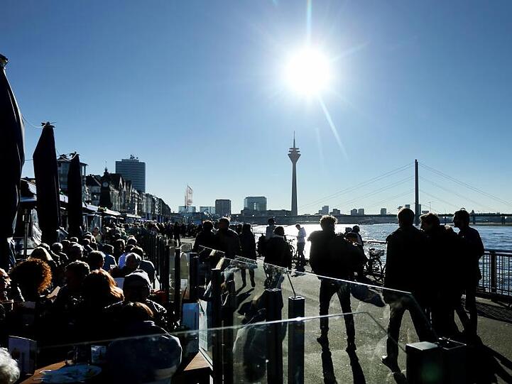 Prall gefüllte Rheinpromenade in Düsseldorf. Das ganze Wochenende soll frühlingshaft bleiben.