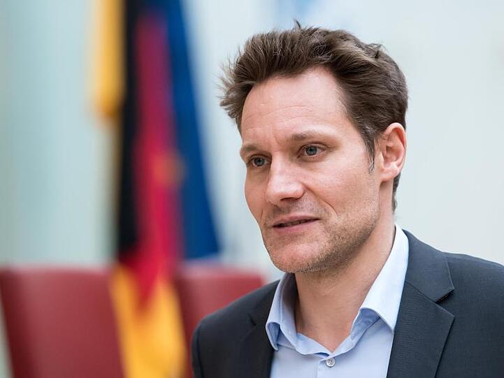 Ludwig Hartmann, Fraktionsvorsitzender der Grünen, kommt im bayerischen Landtag zu einer Plenarsitzung. Foto: Sven Hoppe/Archiv