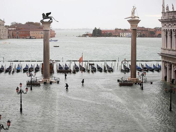 Der überflutete Markusplatz in Venedig.