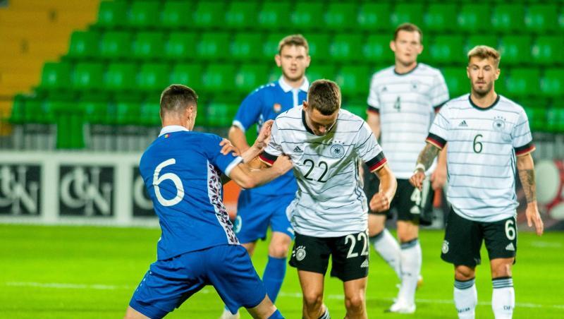 Der 17-jährige Gewinner der Fritz-Walter-Medaille in Gold, Florian Wirtz (M), im Duell mit dem Moldauer Cristian Dros (l).