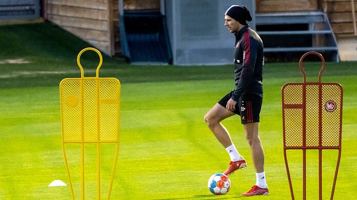Leon Goretzka trainiert zum Trainingsstart des FC Bayern.