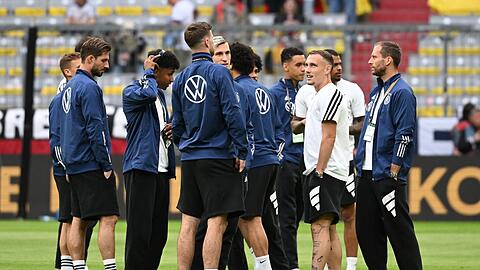 Vor dem Spiel gegen England besichtigen die deutschen Nationalspieler den Platz.