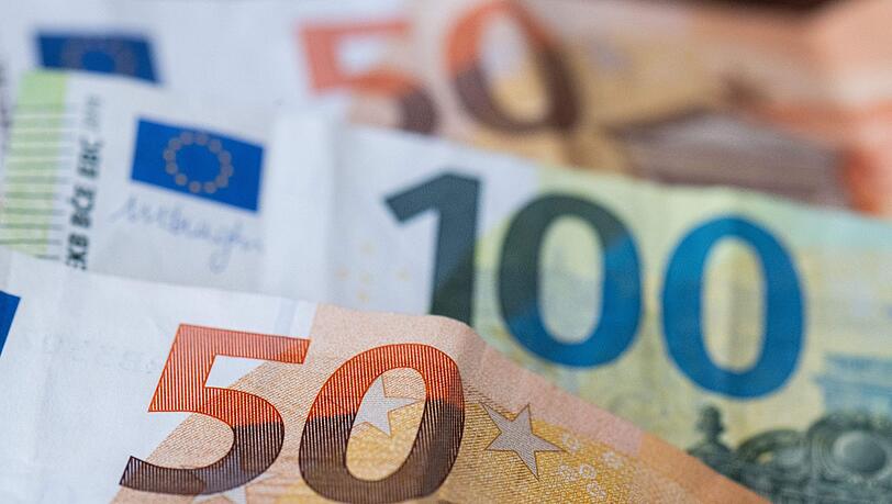 Euro-Banknoten liegen auf einem Tisch.