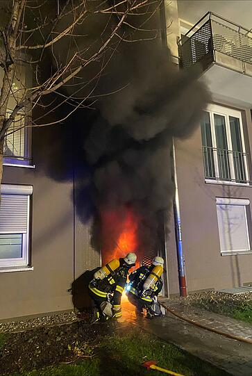 Foto vom Einsatz in Riesenfeldstraße in Milbertshofen. Der Brand in einem Müllraum schlägt bis zum ersten Stock. Schlimmeres konnte aber noch verhindert werden.
