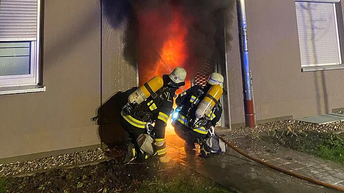 Foto vom Einsatz in Riesenfeldstraße in Milbertshofen. Der Brand in einem Müllraum schlägt bis zum ersten Stock. Schlimmeres konnte aber noch verhindert werden.