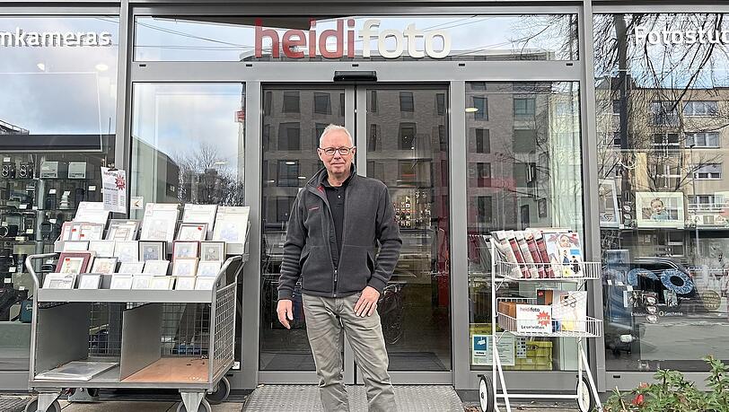Auf seiner Ware kleben inzwischen neonorange Sonderpreis-Schilder: Wie es für sein Geschäft "Heidi Foto" weitergehen wird, will Inhaber Thomas Fladung noch nicht sagen. Fladung führt das Geschäft seit über 30 Jahren.