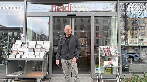 Auf seiner Ware kleben inzwischen neonorange Sonderpreis-Schilder: Wie es für sein Geschäft "Heidi Foto" weitergehen wird, will Inhaber Thomas Fladung noch nicht sagen. Fladung führt das Geschäft seit über 30 Jahren.