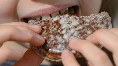 Eine neue Umfrage zeigt, wo besonders oft genascht wird.