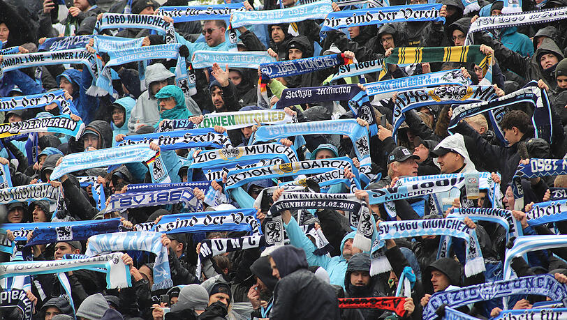 F&uuml;r viele Fans der beiden gro&szlig;en M&uuml;nchner Fu&szlig;ballvereine ist der Vereinsschal eine Art Heiligtum.