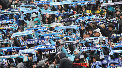 F&uuml;r viele Fans der beiden gro&szlig;en M&uuml;nchner Fu&szlig;ballvereine ist der Vereinsschal eine Art Heiligtum.