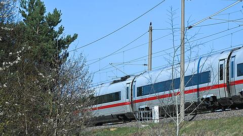 Zwei Menschen sind bei dem Vorfall auf der Strecke Berlin-M&uuml;nchen leicht verletzt worden.