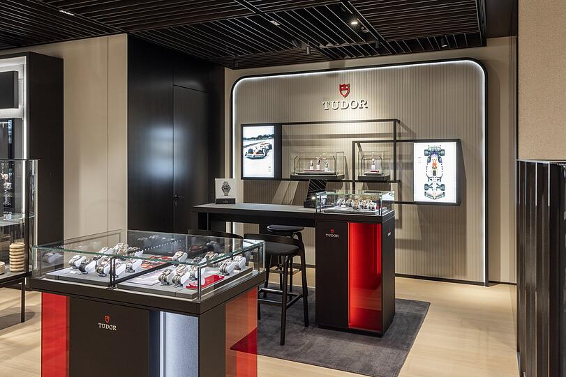 Im neuen Bucherer Store erleben Besucher die Vielfalt weltbekannter Uhrenmarken auf höchstem Niveau. Im neuen Bucherer Store erleben Besucher die Vielfalt weltbekannter Uhrenmarken auf höchstem Niveau.