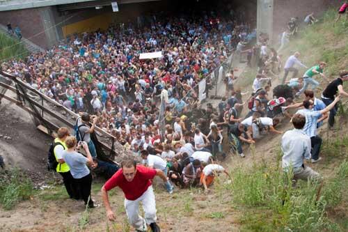assenpanik am Tunnel: Als es unten zu eng wird, weichen die Menschen nach oben aus. 19 Menschen überleben diese Panik nicht.