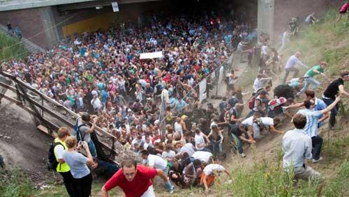 assenpanik am Tunnel: Als es unten zu eng wird, weichen die Menschen nach oben aus. 19 Menschen überleben diese Panik nicht. assenpanik am Tunnel: Als es unten zu eng wird, weichen die Menschen nach oben aus. 19 Menschen überleben diese Panik nicht.