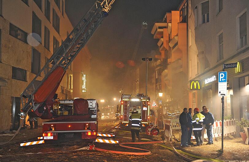 Feuer, Rauch, zerborstene Fenster - nach der Sprengung der Bombe hat die Feuerwehr viel zu tun: Umherfliegendes Stroh hatte Brände verursacht.