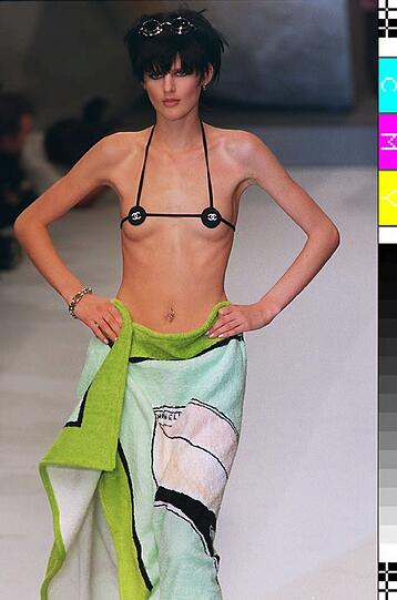 Der "Mikro-Piraten-Bikini", den Karl Lagerfeld im Jubiläumsjahr 1996 für Chanel entwarf, zeigt eindeutig, daß Variationen zum Thema "Zweiteiliger-Badeanzug" schier unerschöpflich sind.