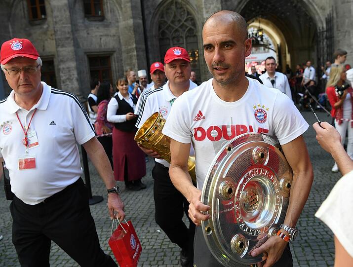 Mit Schale und Pokal im Sack verabschiedet sich Pep Guardiola nach drei Jahren als Bayern-Trainer aus München.