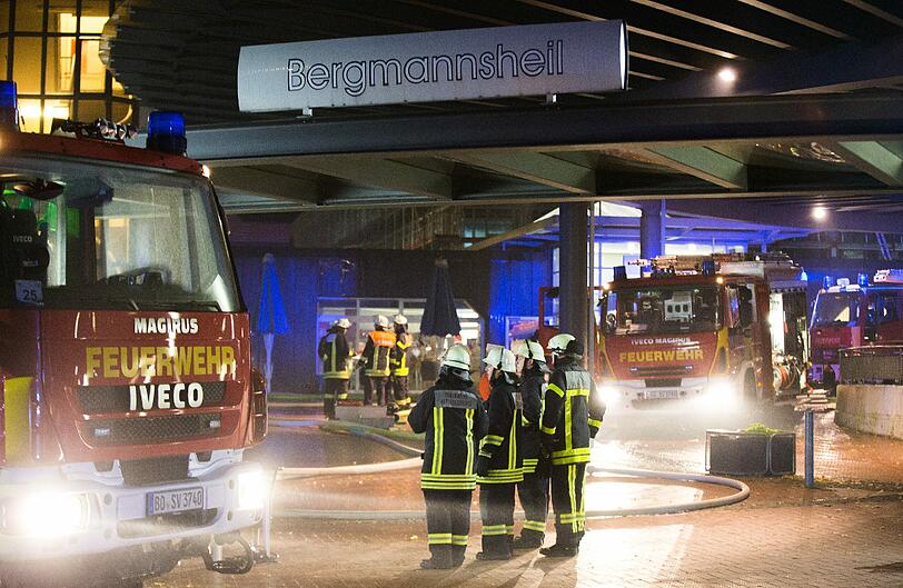 Aus den oberen Stockwerken eines Bochumer Krankenhauses schlagen hohe Flammen - 165 Feuerwehrleute bekämpfen das Feuer.