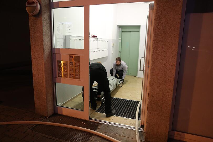 Die Feuerwehr fand in einem Bordell in Nürnberg eine tote Frau - die Bilder vom Einsatz.