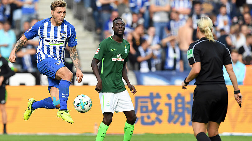 Unaufgeregt und korrekt in ihren Entscheidungen pfeift Bibiana Steinhaus bei ihrem Debüt die Begegnung zwischen Hertha BSC und Werder Bremen (1:1).