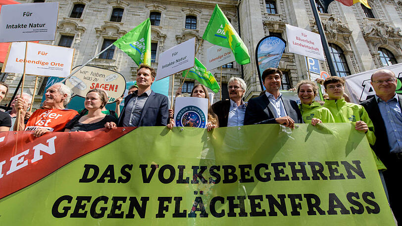 Ludwig Hartmann (3. v. l.), Fraktionsvorsitzender von Bündnis 90/Die Grünen, bei einer Demonstration zum Volksbegehren gegen Flächenfraß, welches 2018 vom bayerischen Verfassungsgerichtshof gestoppt wurde.