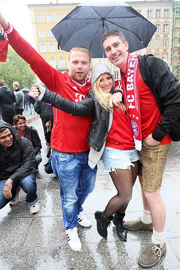 Die Bayernfans sind bereit für einen außergewöhnlichen Fußballabend. Bei brittischem Wetter und bayerischem Bier präsentieren sie die Fans lautstark am Marienplatz. Die besten Bilder.