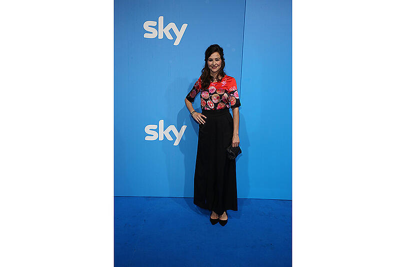 Katrin Bauernfeind auf dem blauen Teppich der 28. Verleihung des Bayerischen Fernsehpreises in München.